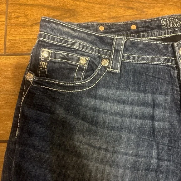 SOLD‼️‼️‼️‼️‼️ MISS ME Embellished Blue Jeans with Fleur-de-Lis Pockets - Picture 5 of 6
